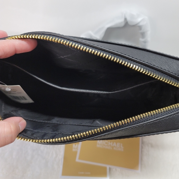 MK Eastwest xbody Bag in black - Picture 2 of 2